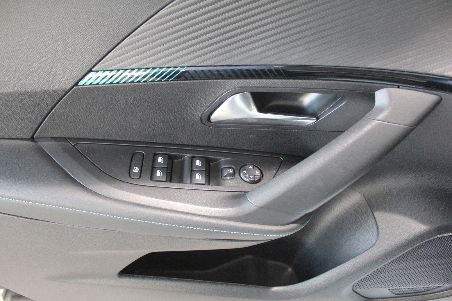 Fahrzeugabbildung Peugeot 2008 Allure Pack 1.2T NAVI/LED/PDC/180°CAM/DAB+