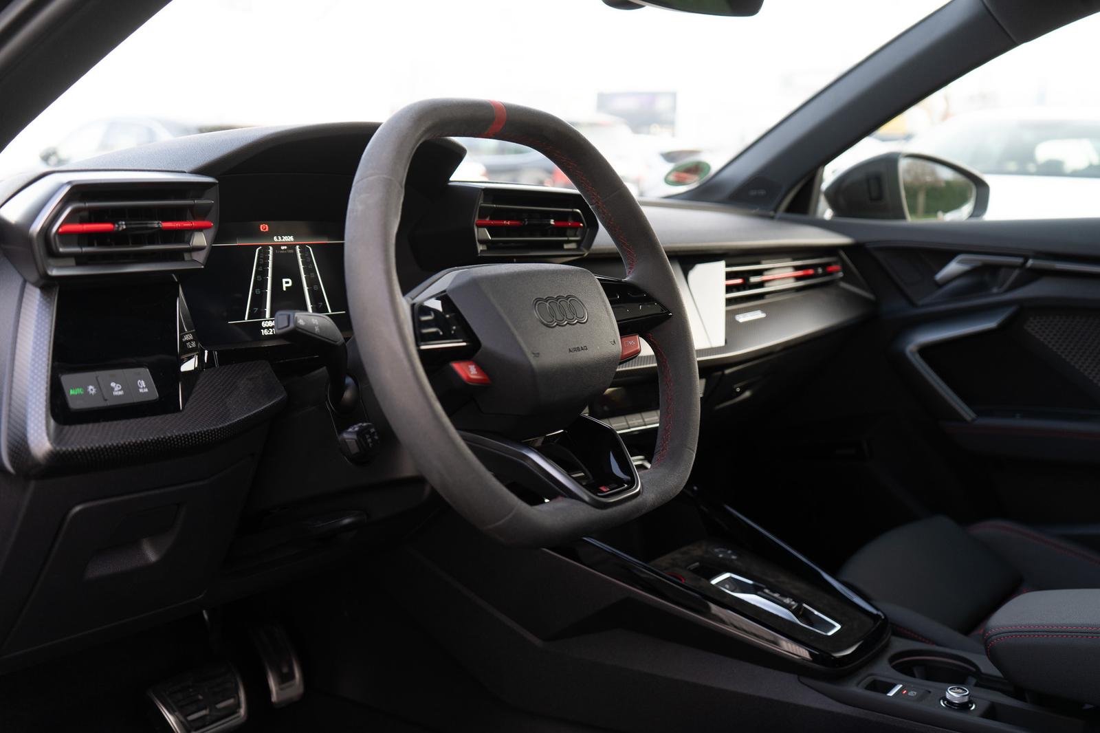 Audi RS 3 2.5 294 kW TFSI quattro Carbon