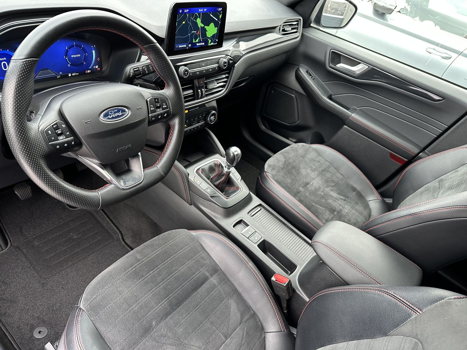 Fahrzeugabbildung Ford Kuga 2.0 EB ST-Line X NAV+LED+AHK+PANO+VCOCK+B&O