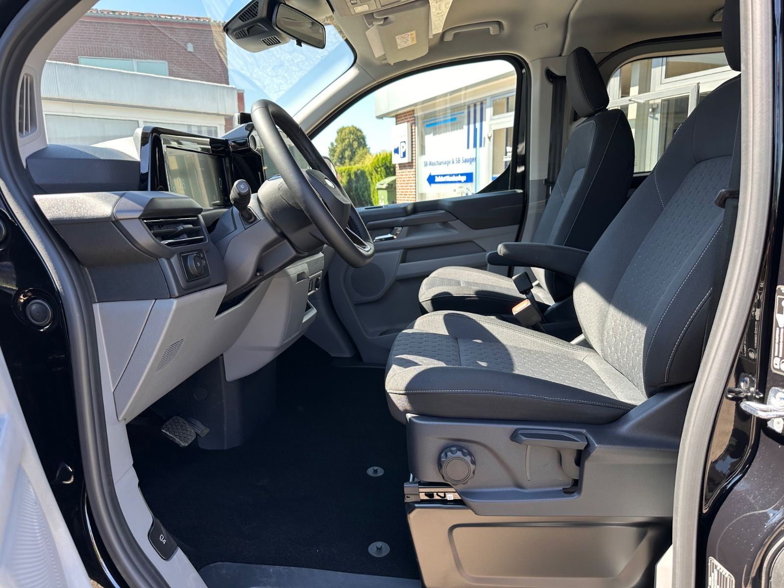 Fahrzeugabbildung Ford Tourneo Custom 2.0 EcoBlue 320 L2  Titanium Aut.