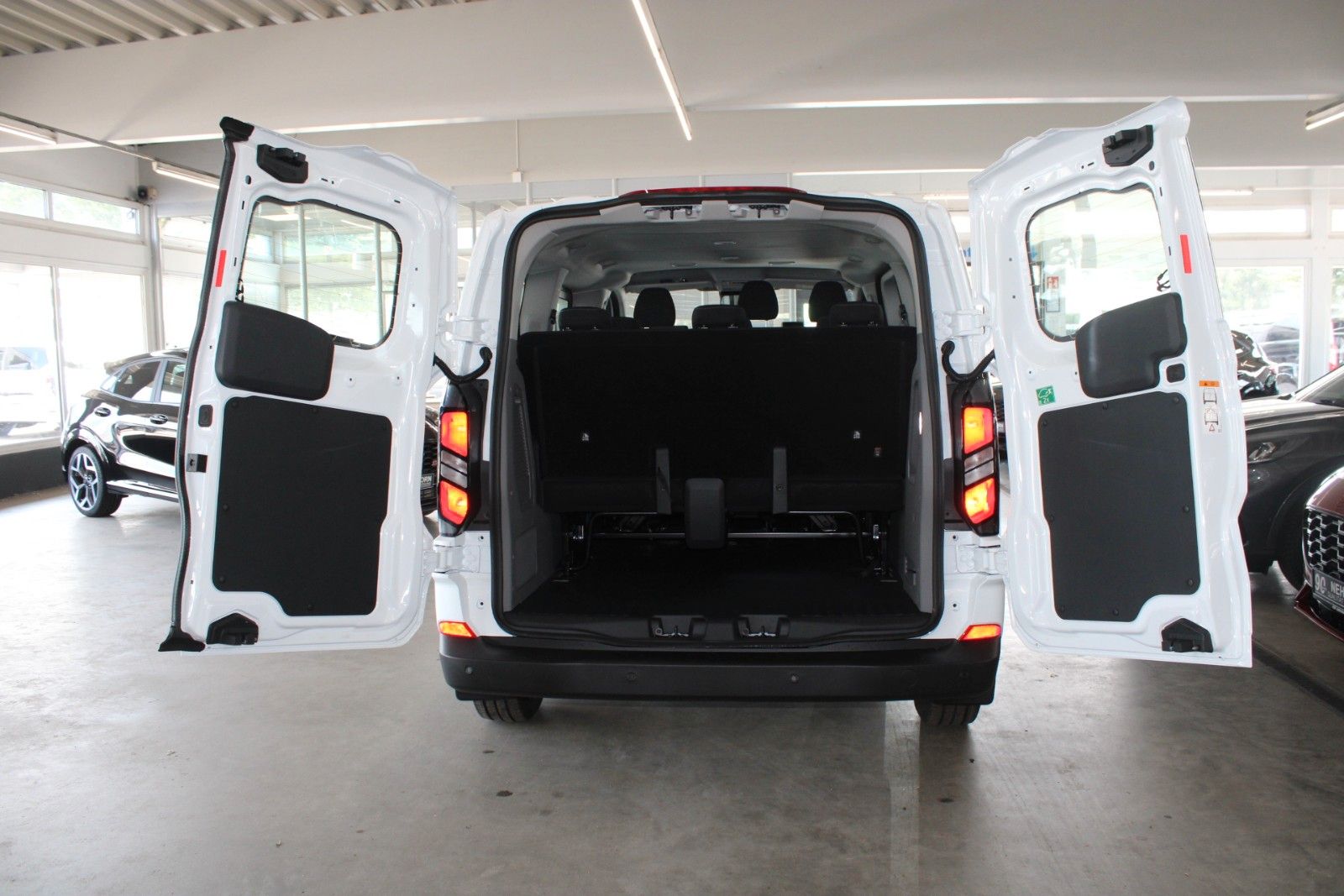 Fahrzeugabbildung Ford Transit Custom Kombi Trend 9-Sitzer LED NAVI CAM