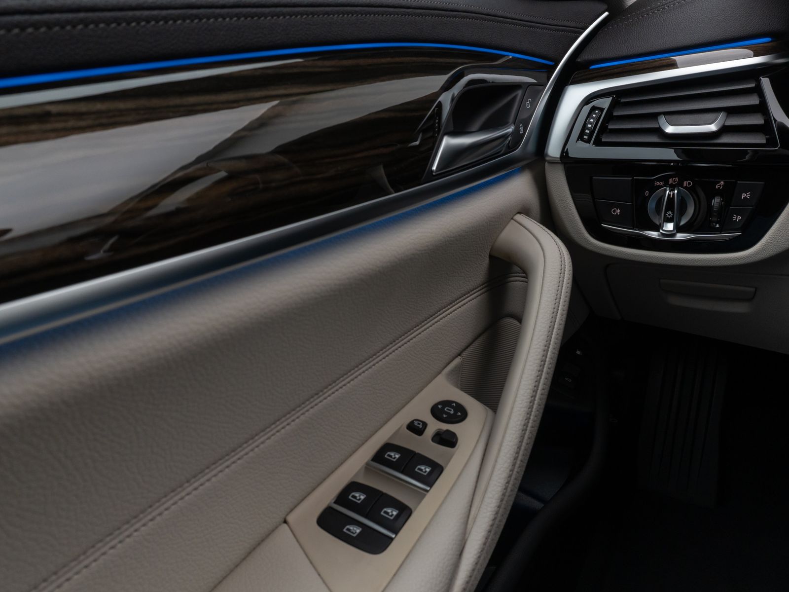 Fahrzeugabbildung BMW 530e Luxury Line Laser Kamera HUD DAB HiFi Sport