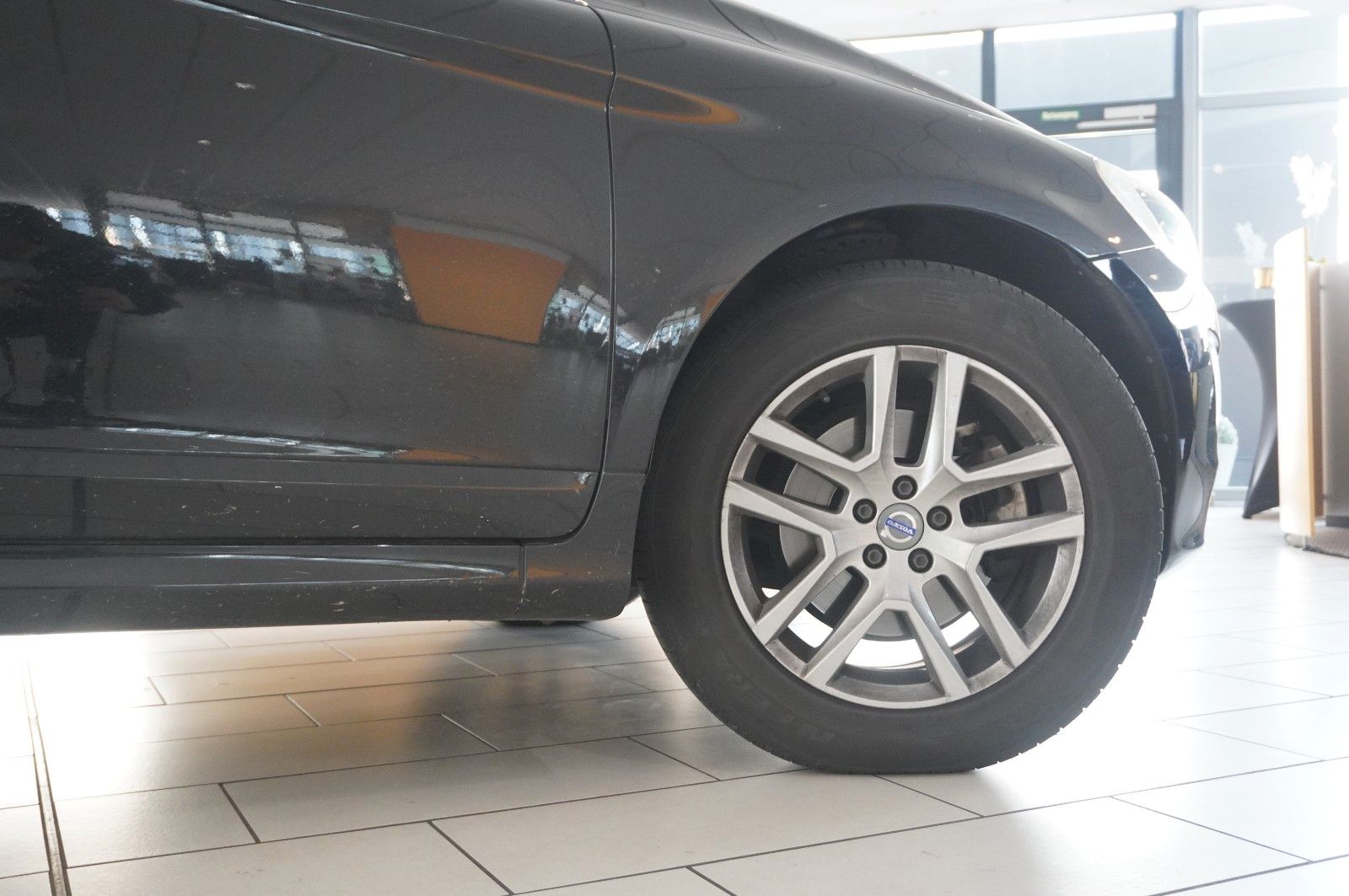 Fahrzeugabbildung Volvo XC 60 MOMENTUM 2WD NAVI/BI-XENON/SHZ/KAMERA/TEMP