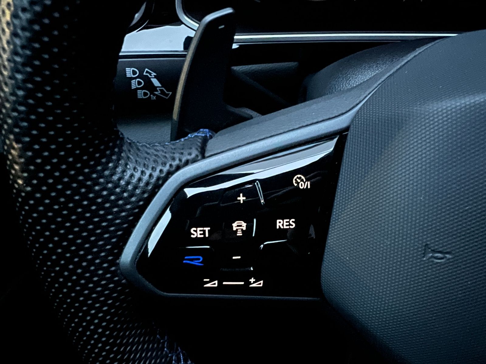 Fahrzeugabbildung Volkswagen T-Roc R 2.0 TSI DSG 4MOTION*AHK,Leder,Navi,Rückf