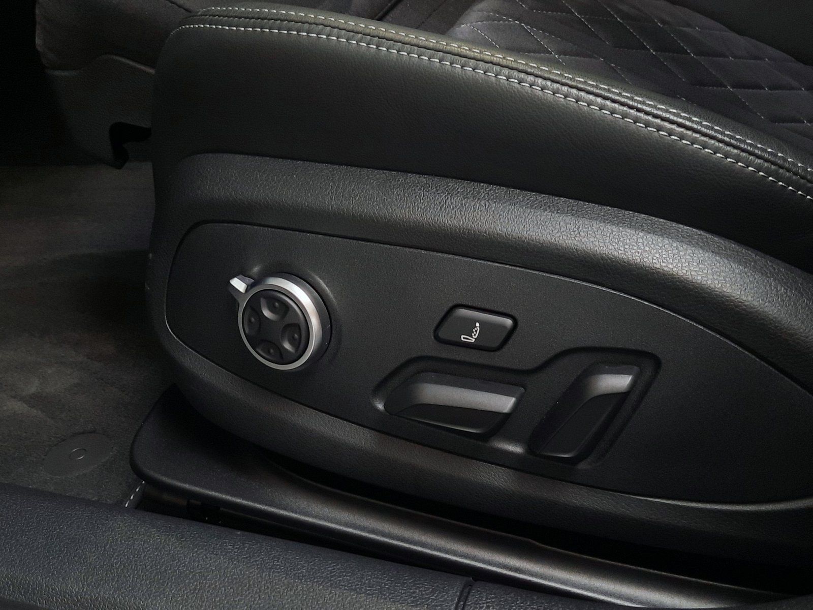 Fahrzeugabbildung Audi A4 Avant S-Line TDI Quattro *Standhzg*AHK*Panod*
