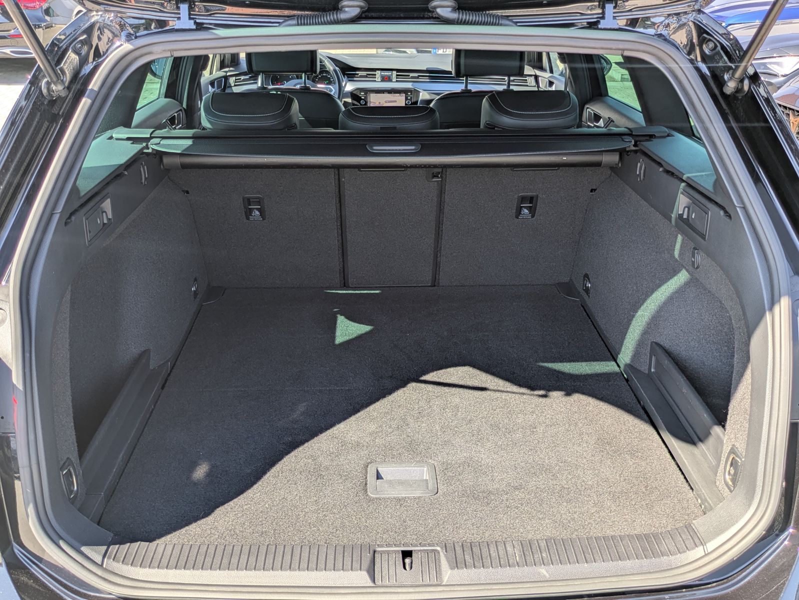Fahrzeugabbildung Volkswagen Passat 2.0 TDI DSG R-Line 2x 4Motion LEDER*LED