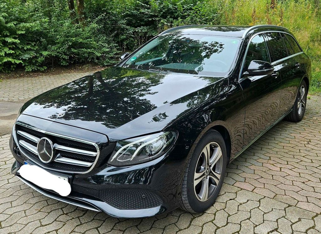 Image of Mercedes-Benz E 220