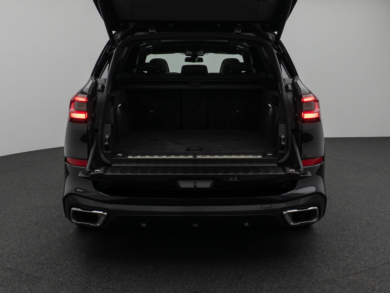 Fahrzeugabbildung BMW X5 xD45e M Sport Panorama Laser 360°HUD DAB B&W