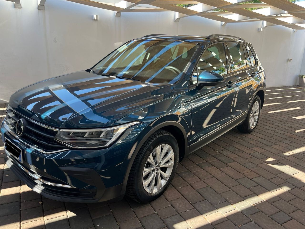 Volkswagen Tiguan - 1