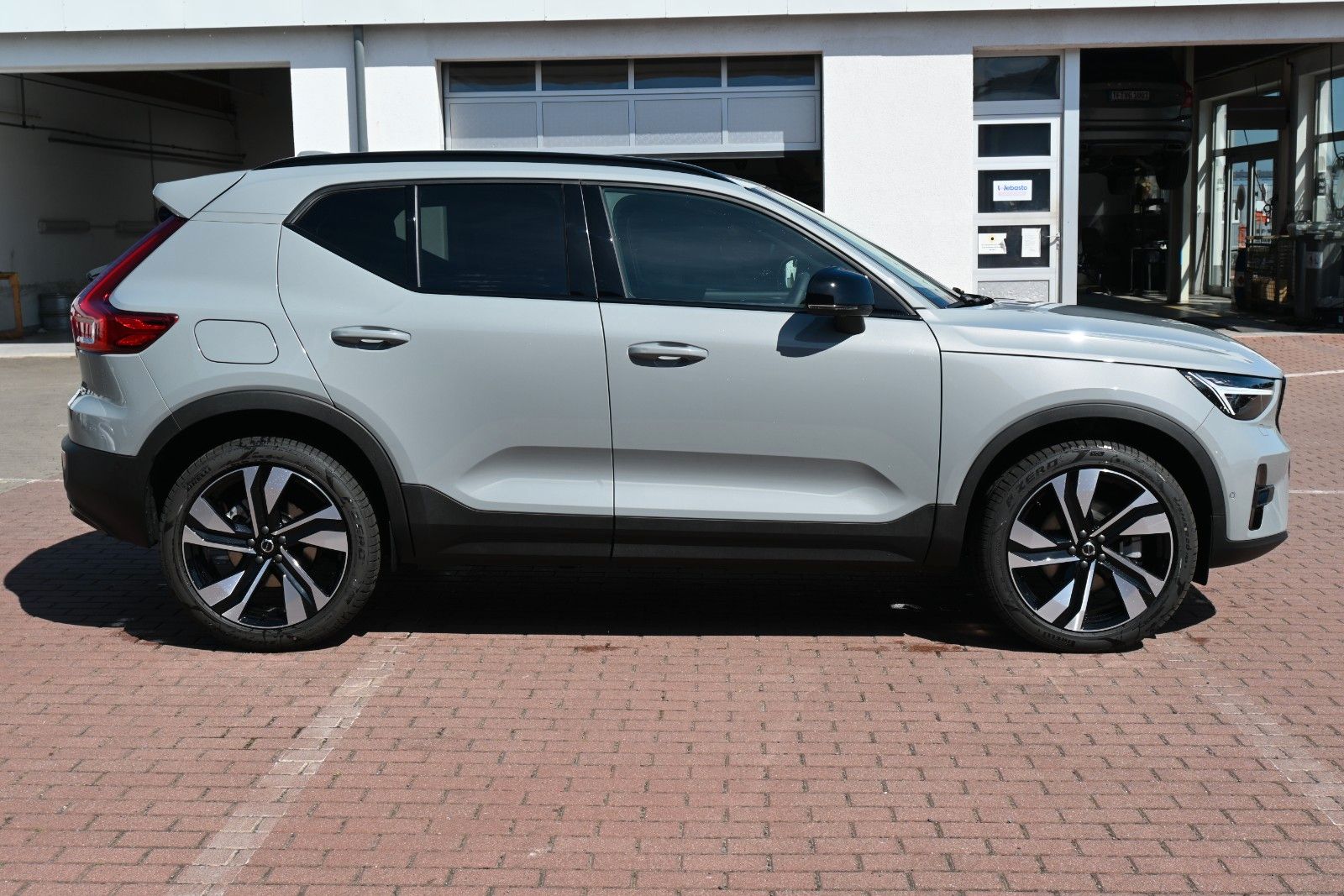 Fahrzeugabbildung Volvo XC40 B4 DKG Ultra Dark*PANO*FSHZG*360°*ACC*AHK
