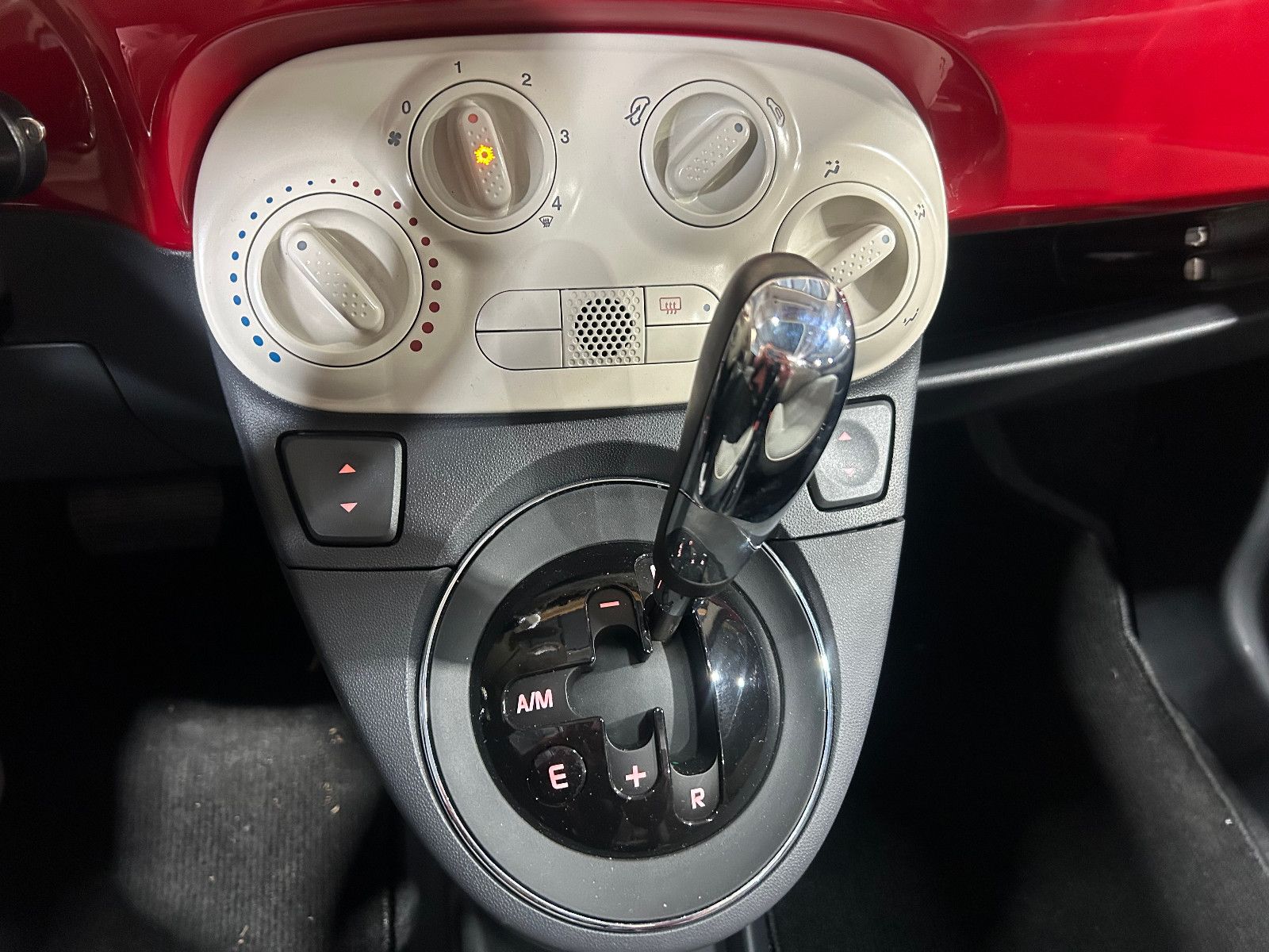 Fahrzeugabbildung Fiat 500 Lounge/AUTOMATIK/PANO/KLIMA/1.HAND