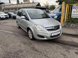 Opel Zafira Family Plus 7 Sitzer - auf Wunsch neuer T - Opel Zafira Gebrauchtwagen in Stuttgart