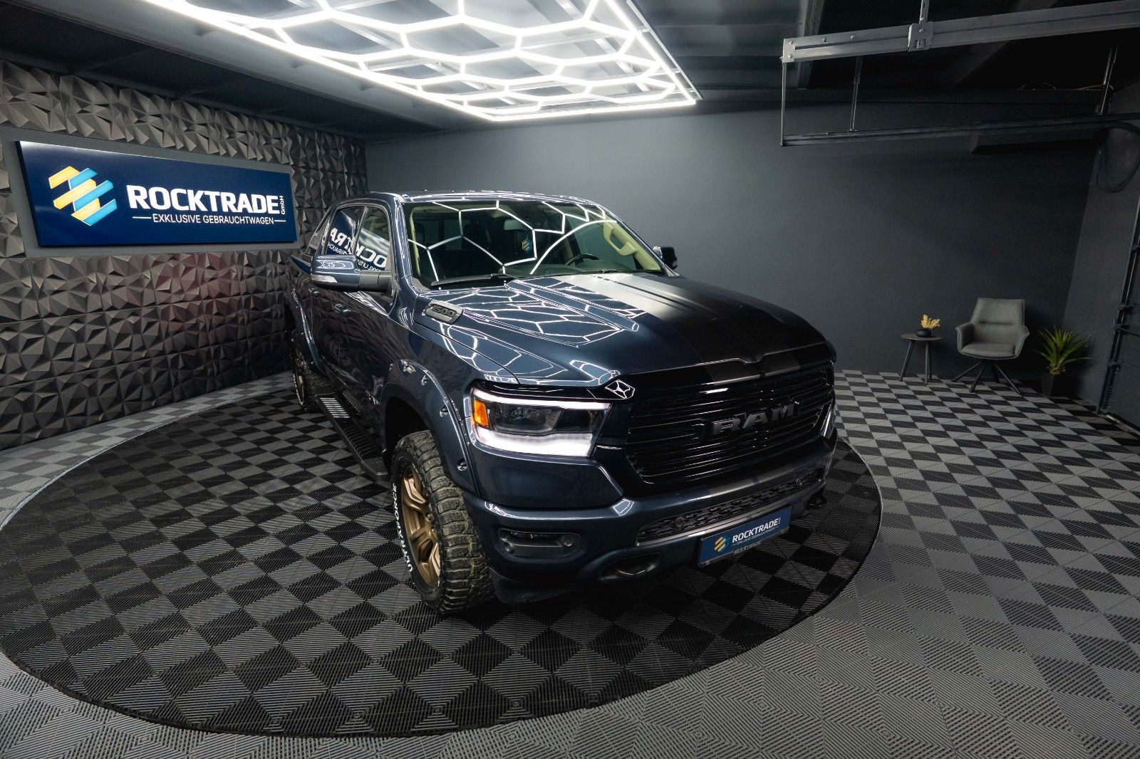 Fahrzeugabbildung Dodge RAM 5.7 V8 HEMI 4x4 Offroad LARAMIE Night 19%