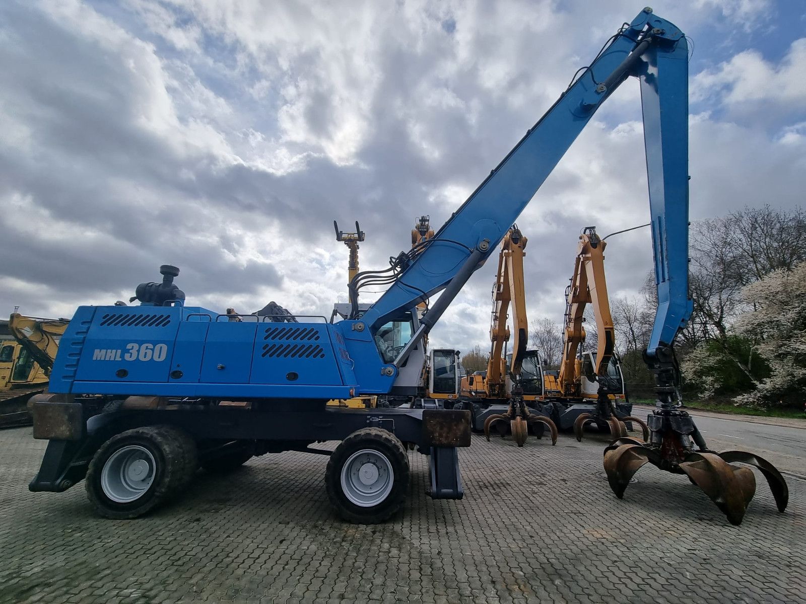 Fahrzeugabbildung Fuchs MHL 360 / AC / Magnetanlage /Polypgreifer /