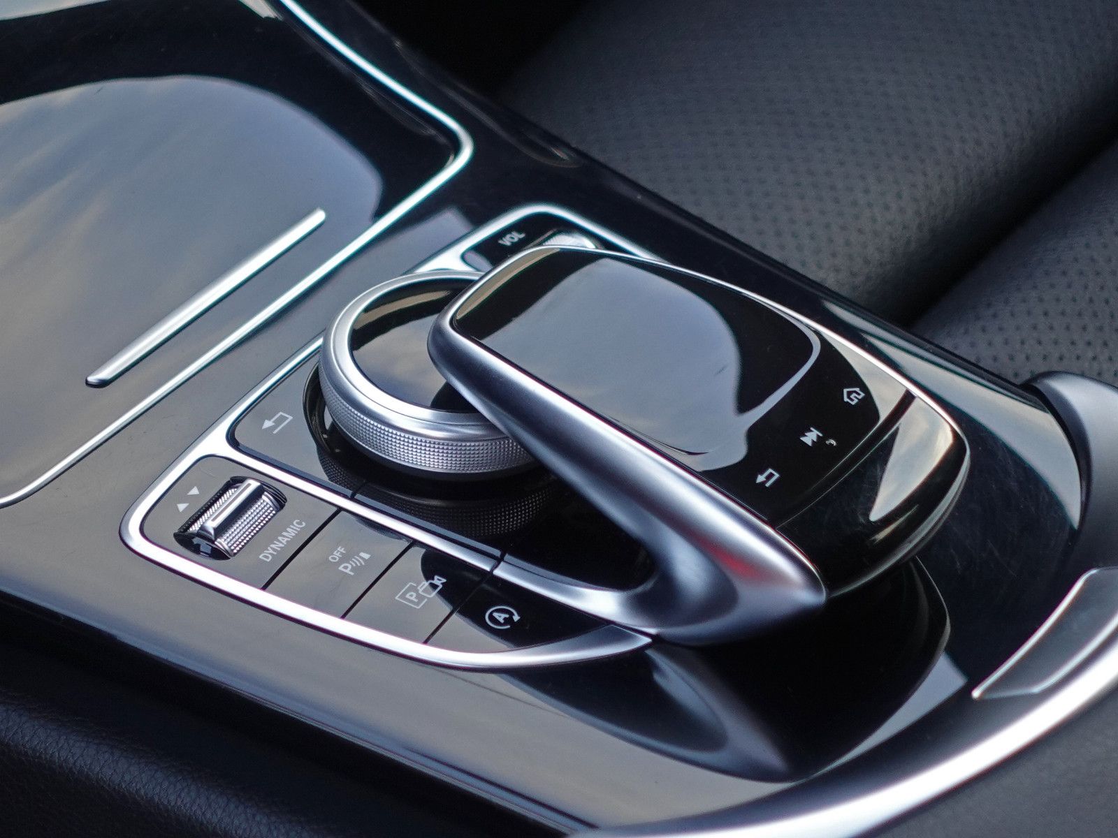 Fahrzeugabbildung Mercedes-Benz C 220d T 4MATIC 9G-T AMG Line Assist CarPlay RFK