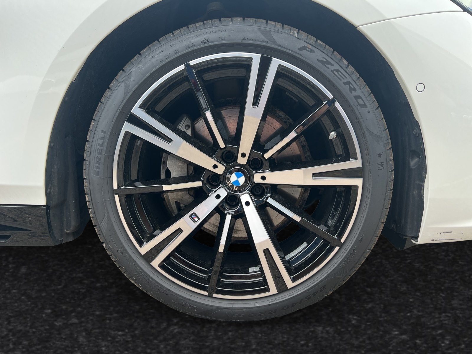 BMW 540d xDrive Touring M Sport AHK Pano 20 LMR B&W foto 4