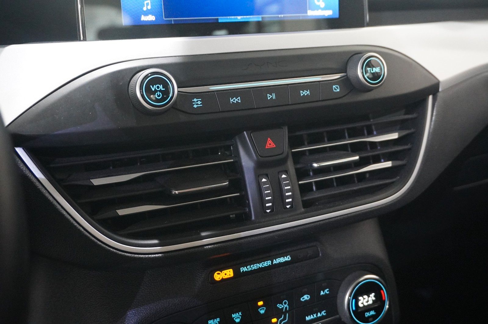 Fahrzeugabbildung Ford Focus Lim. 1.0 COOL & CONN. NAVI/LED/SPORT/SHZ