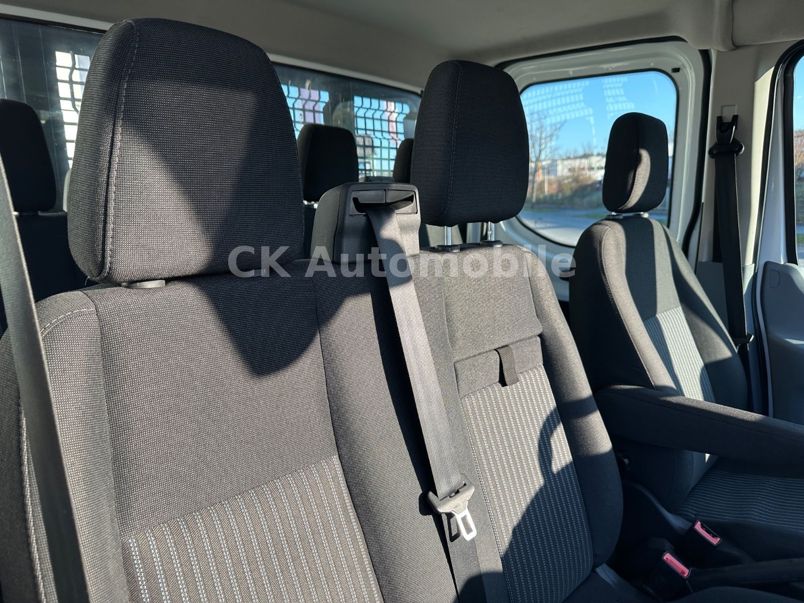 Fahrzeugabbildung Ford Transit Pritsche 350 L2 DoKA/7 Sitze/Klima/AHK