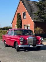 Mercedes-Benz 200 - rote Mercedes-Benz 200