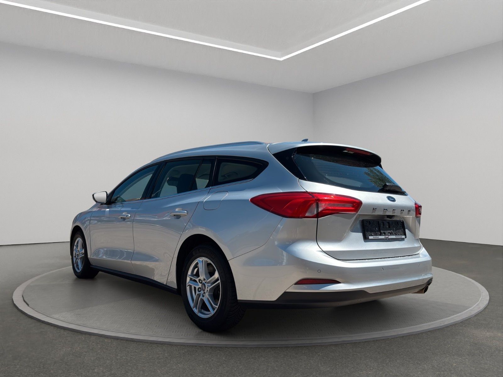 Fahrzeugabbildung Ford Focus C&C | Turnier 1.0  | Kamera | LED