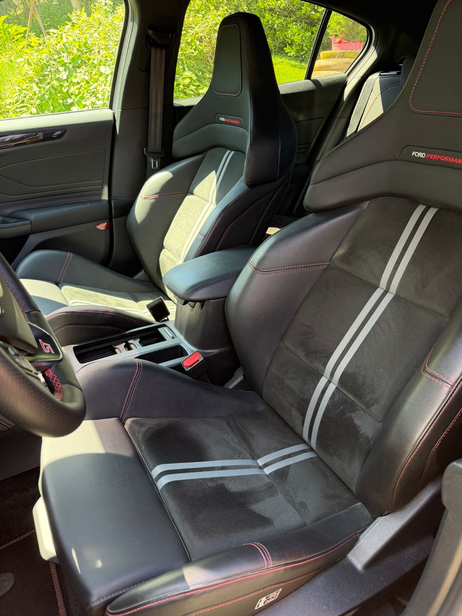 Fahrzeugabbildung Ford Focus Lim. ST X