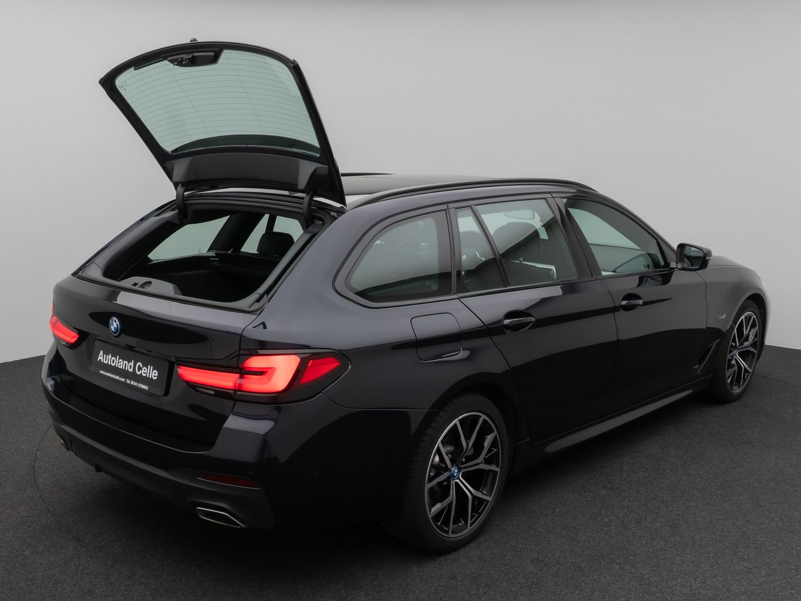 Fahrzeugabbildung BMW 530e xD M Sport Individual Panorama HUD H/K Voll