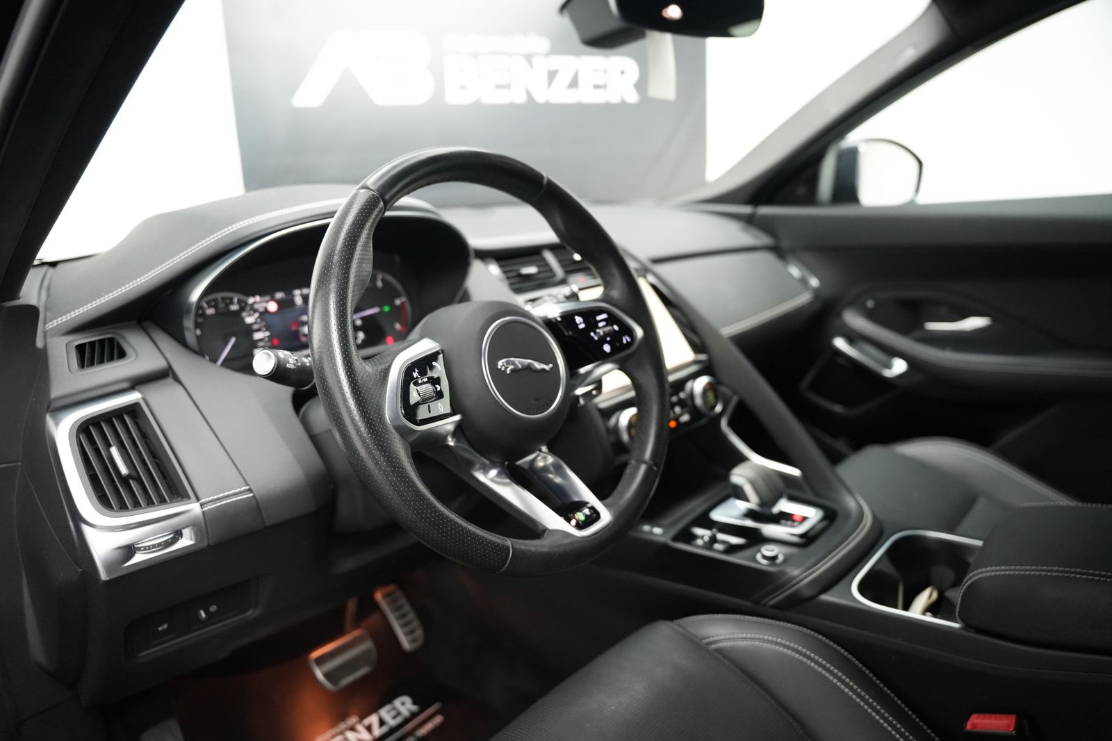Fahrzeugabbildung Jaguar E-PACE R-Dynamic SE *Meridian*Memory*Virtual*ACC