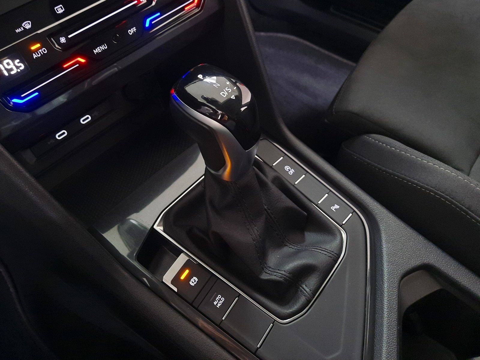 Fahrzeugabbildung Volkswagen Tiguan Allspace Life TDI DSG *AHK*Navi*LED*PDC*
