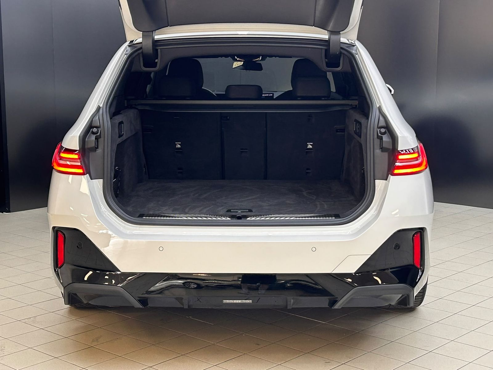 Fahrzeugabbildung BMW 520 T Sport Aut M PAKET+SCHADO+HEAD+H&K+360+AHK+