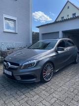 Mercedes-Benz A 45 AMG 4MATIC AMG - graue Mercedes-Benz A 45 AMG