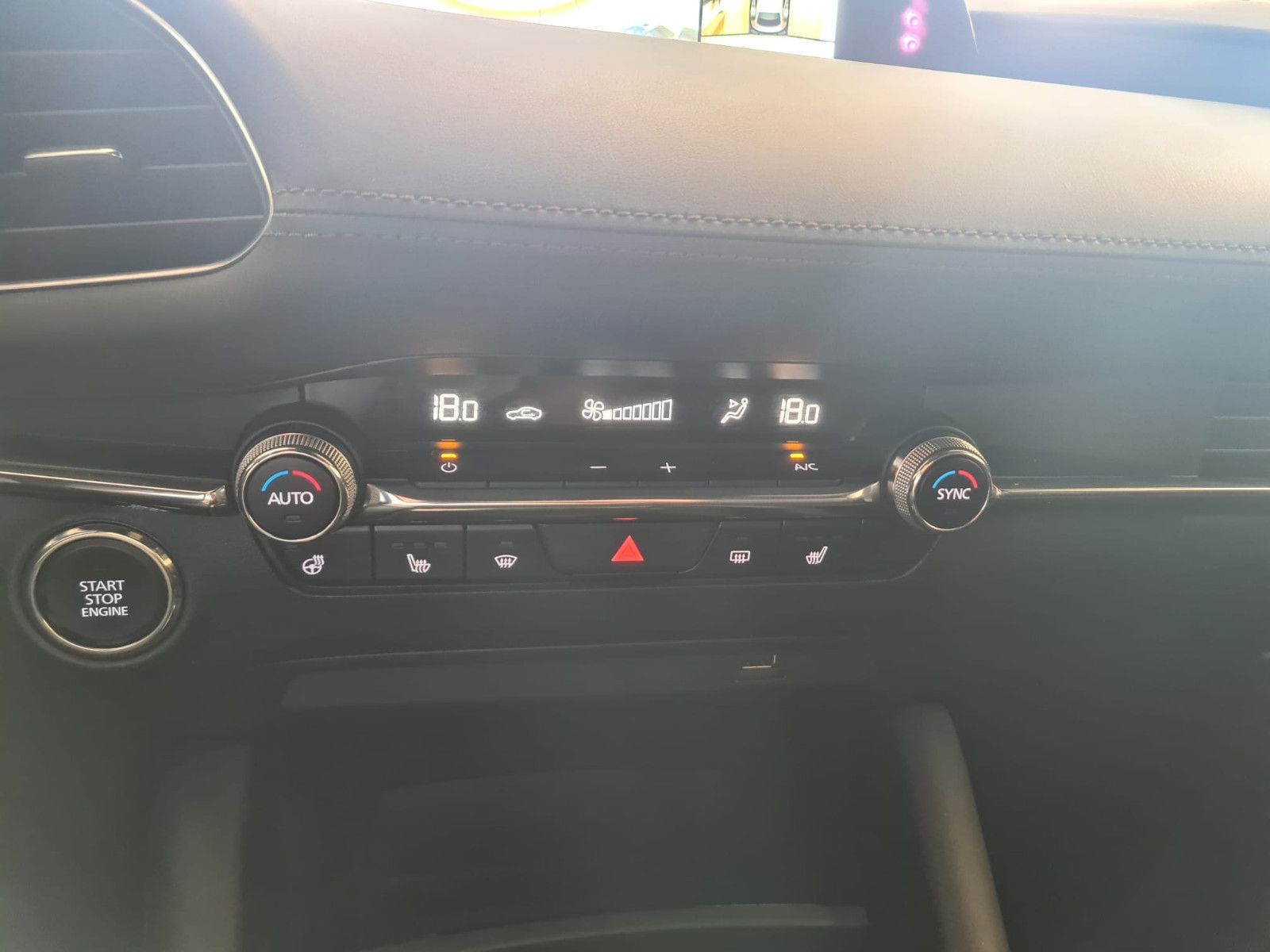 Fahrzeugabbildung Mazda 3 / NAVI / 1. Hand / 8-fach-bereift / BOSE