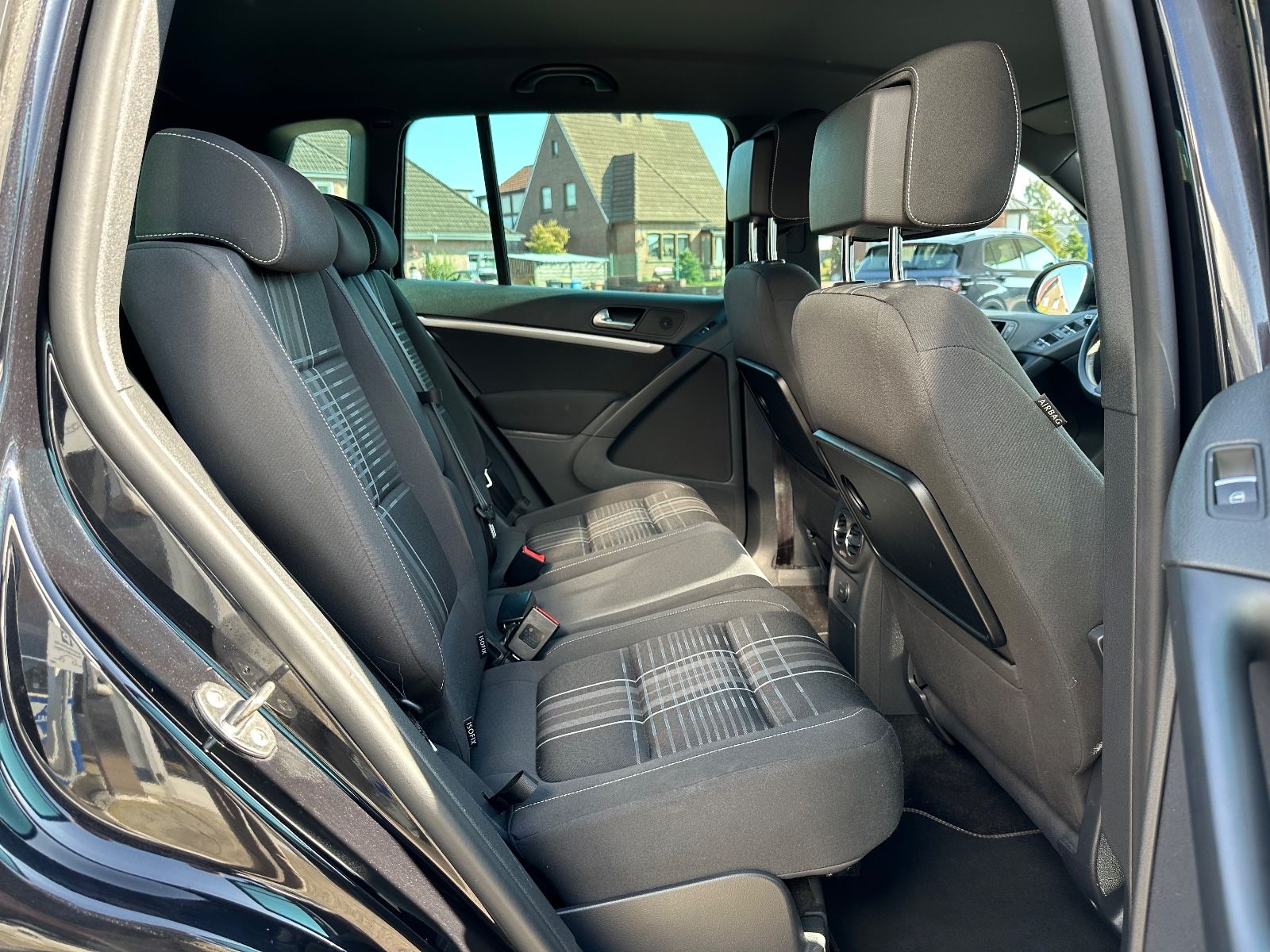 Fahrzeugabbildung Volkswagen Tiguan 1.4 TSI R-Line AHK/Navi/GRA/SHZG