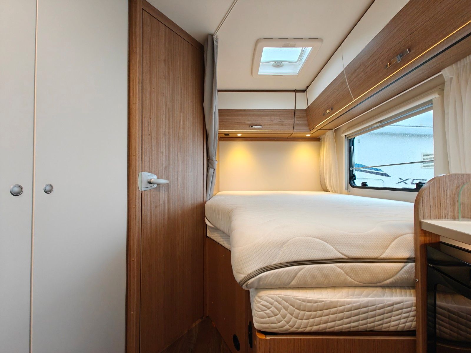 Fahrzeugabbildung Carado T-348 - Automatik, SAT, TV, 2x Solar, Hubbett -