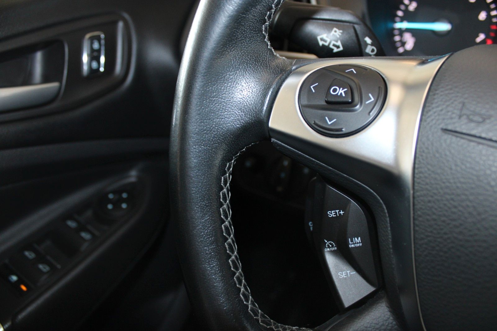 Fahrzeugabbildung Ford Kuga Individual NAVI XENON WinterPaket 1.Hand