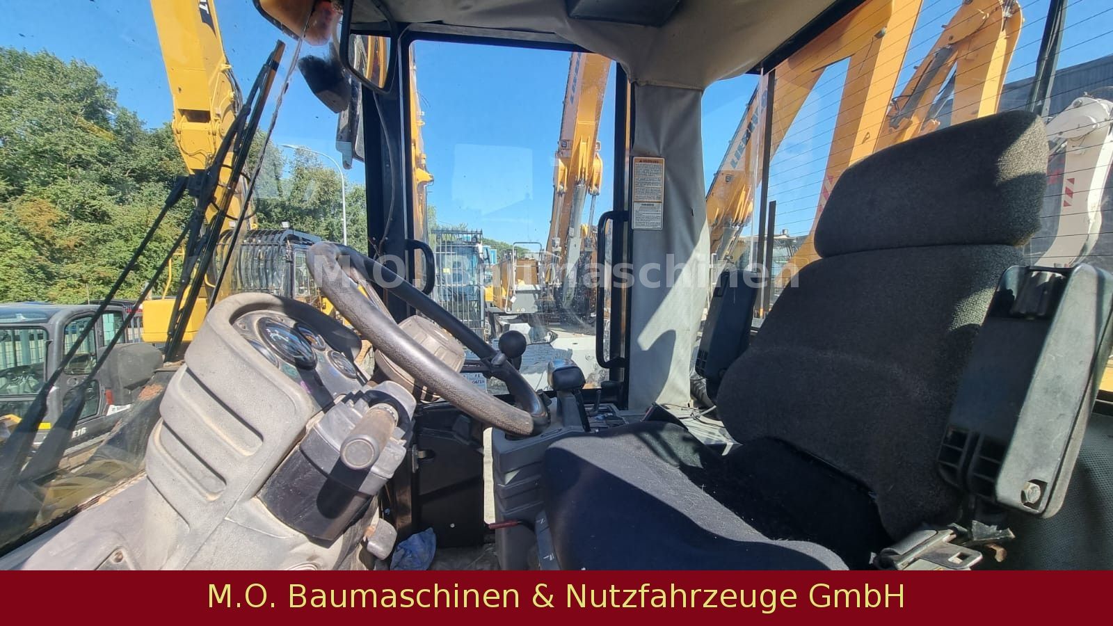 Fahrzeugabbildung CAT 928 G / Hochkippschaufel / SW /
