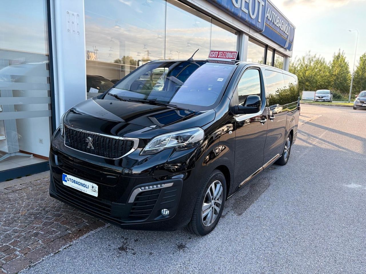 Peugeot Traveller BUSINESS VIP 75 kWh Long 8 pos