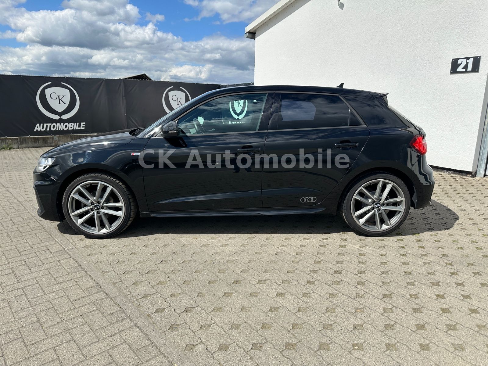 Fahrzeugabbildung Audi A1 Sportback 30 TFSI DSG S-Line/MMI Plus/PDC