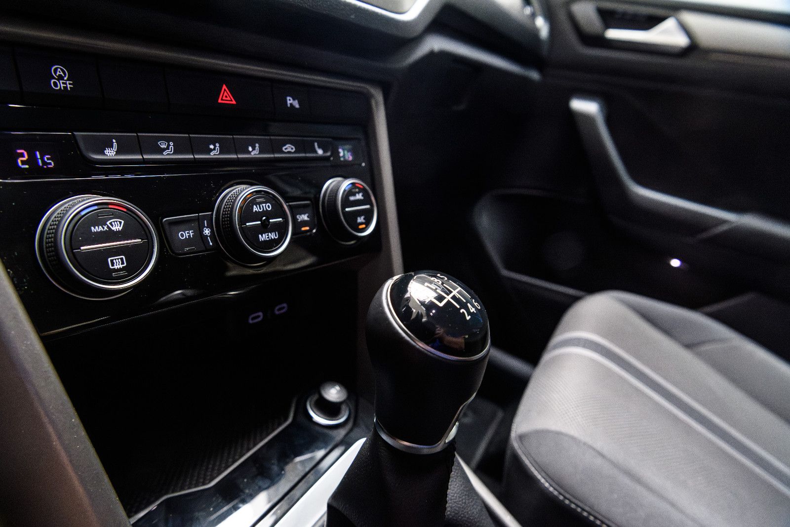 Fahrzeugabbildung Volkswagen T-Roc Style +Bicolor +Navi *GJR+SHZ+LANE ASS