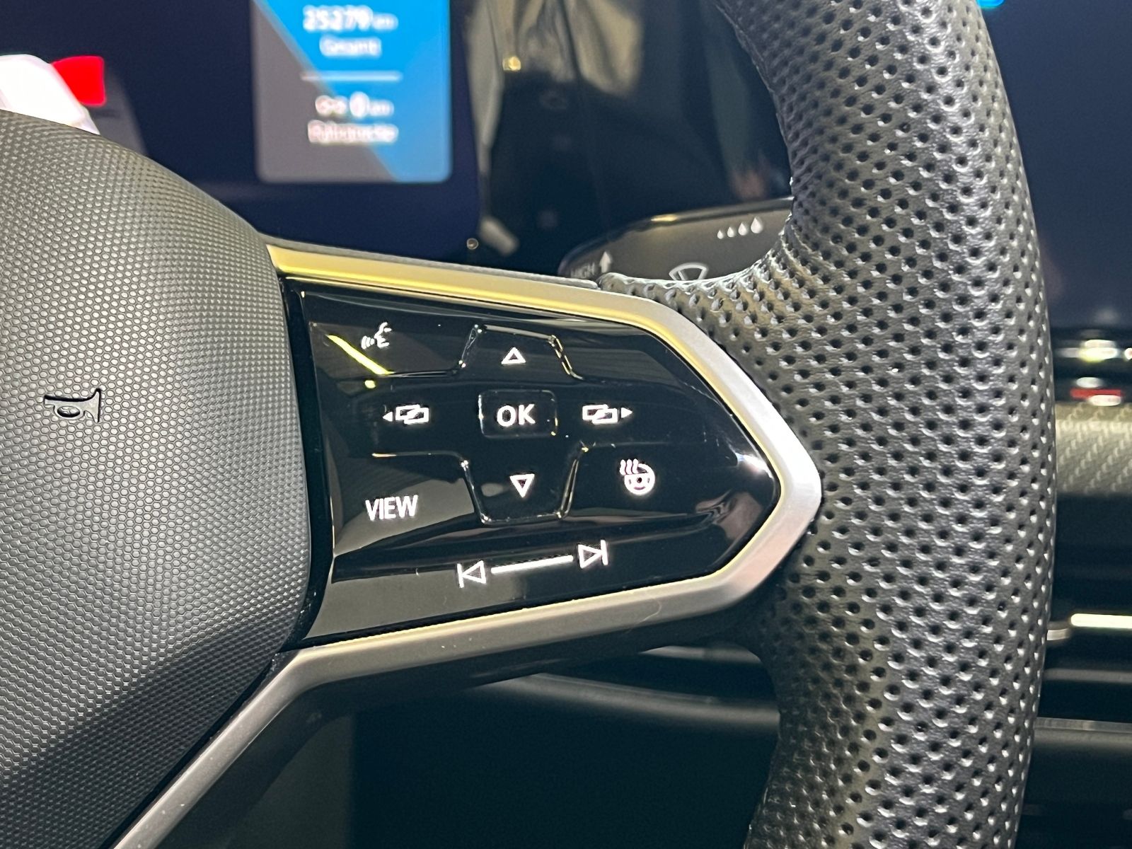 Fahrzeugabbildung Volkswagen Golf VIII Variant R-Line 1.5 eTSI DSG *AHK, LED,