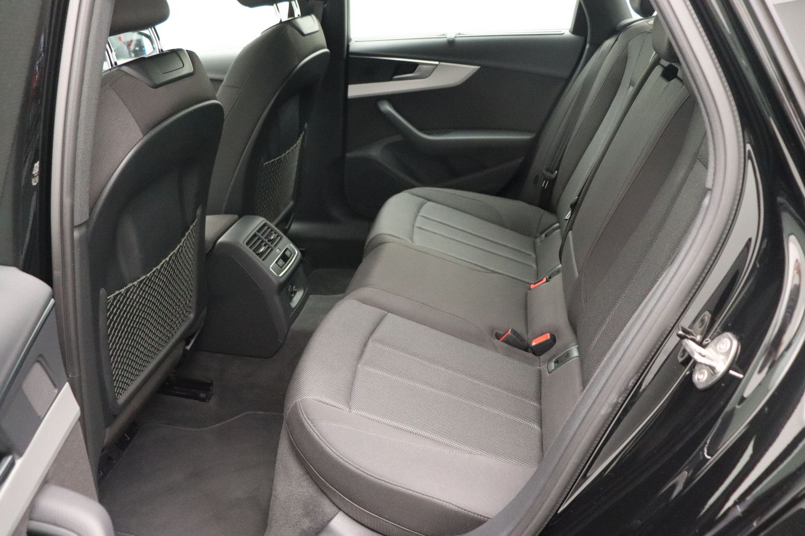 Fahrzeugabbildung Audi A4 Lim. 40 TDI advanced Kamera Optik Paket18"