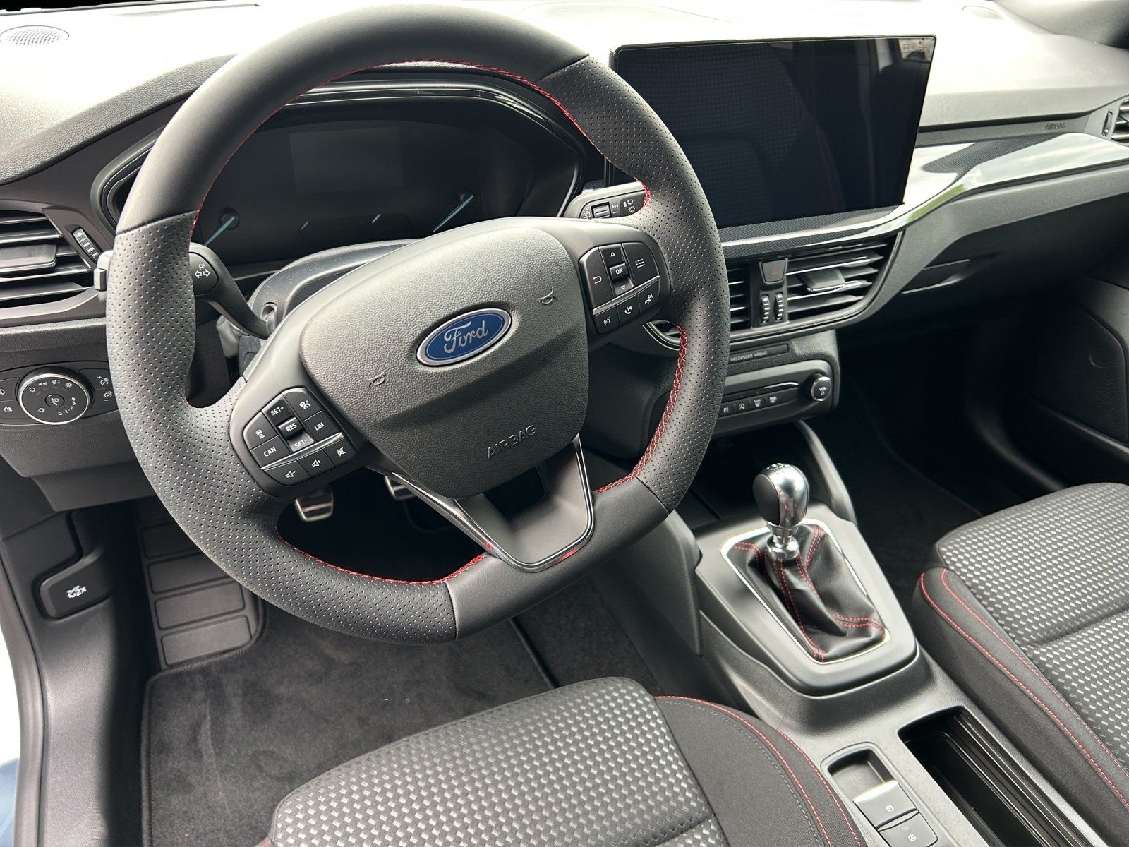 Fahrzeugabbildung Ford Focus Turnier 1,0 Ecoboost ST-Line