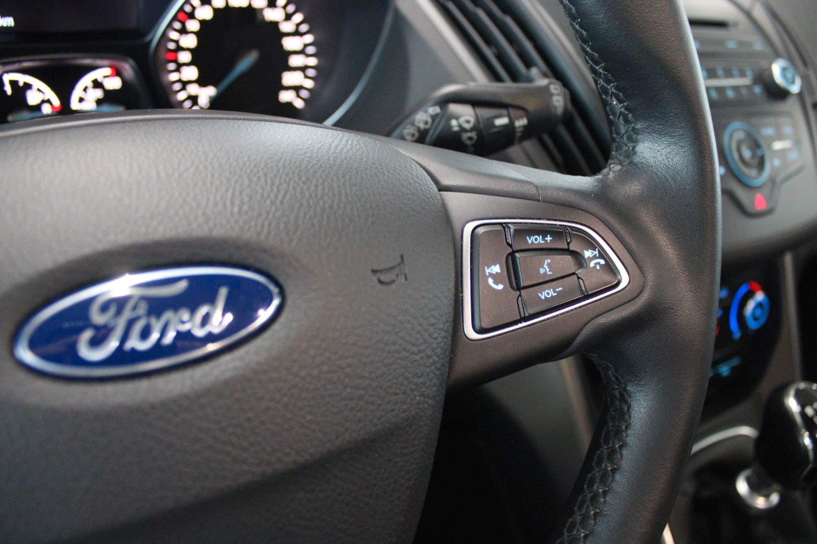 Fahrzeugabbildung Ford Kuga TREND KLIMA AHK WinterPaket Allwetter