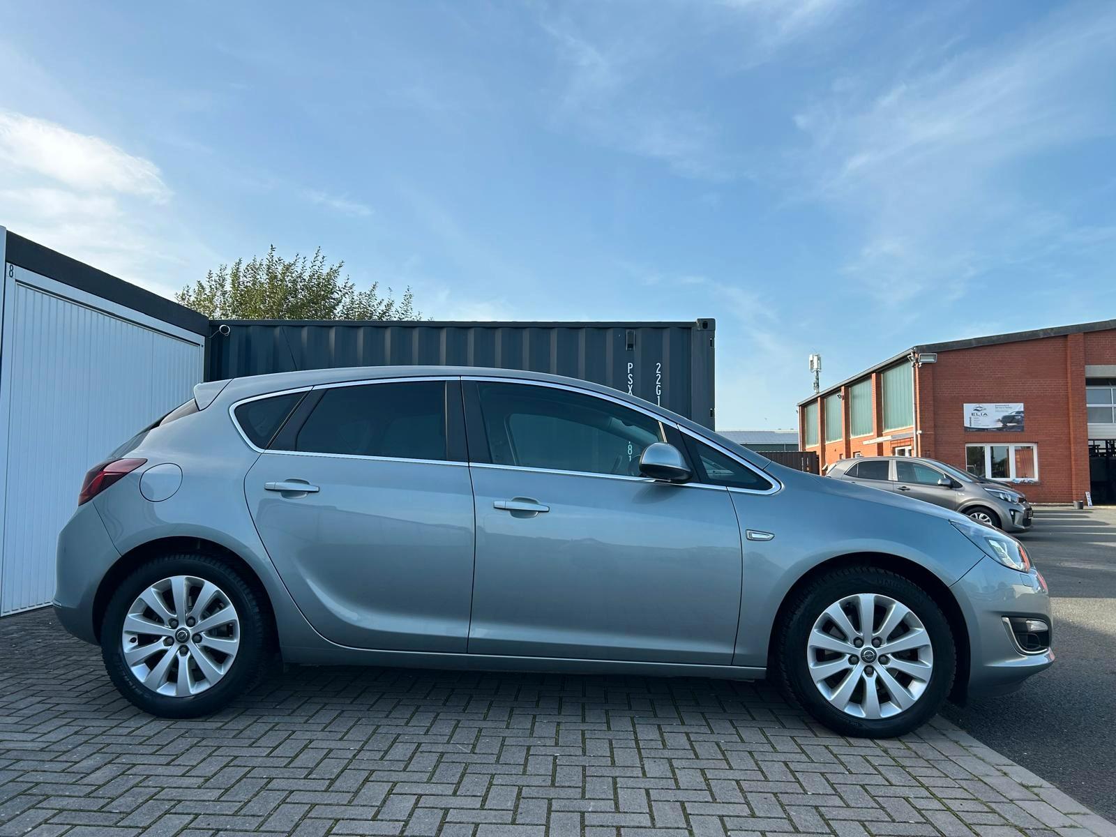 Opel Astra J Innovation LED SHZ ALU Temp.Xenon Scheck