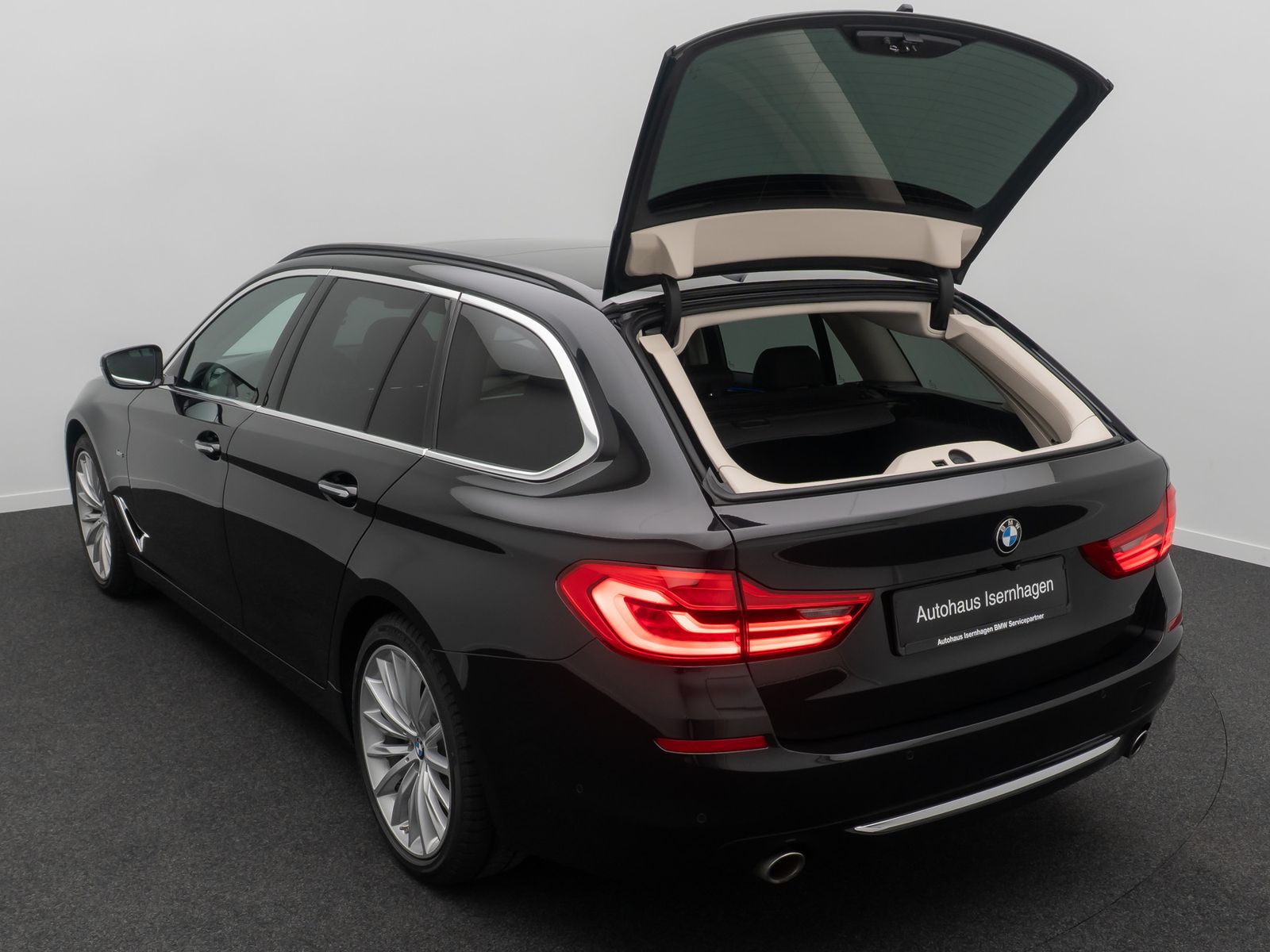Fahrzeugabbildung BMW 520d Luxury Line Panorama HUD DAB DispKey 19Zoll