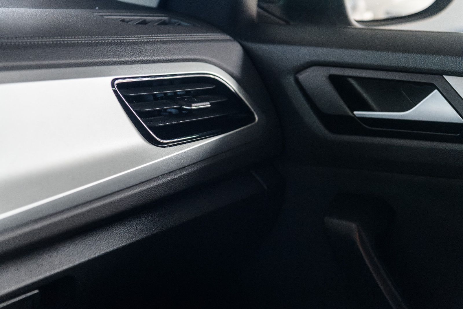 Fahrzeugabbildung Volkswagen T-Roc Life +LED+AW+Cockpit PRO+Park Assist+Ascot