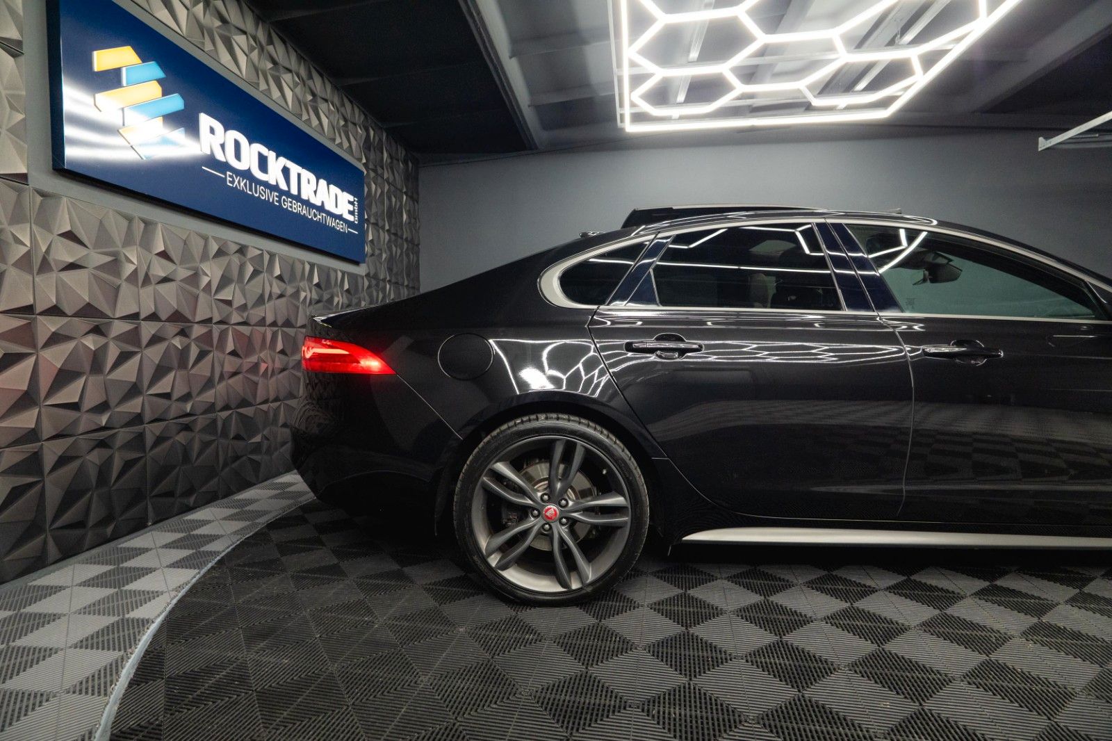 Fahrzeugabbildung Jaguar XF 300 Sport Black Edition | Pano | LED | 20Zoll