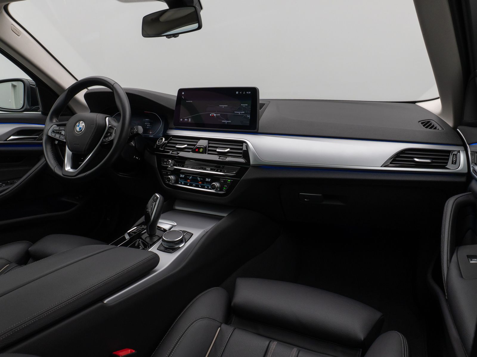 Fahrzeugabbildung BMW 530d Panorama Kamera DAB HiFi DrivAssist Komfort