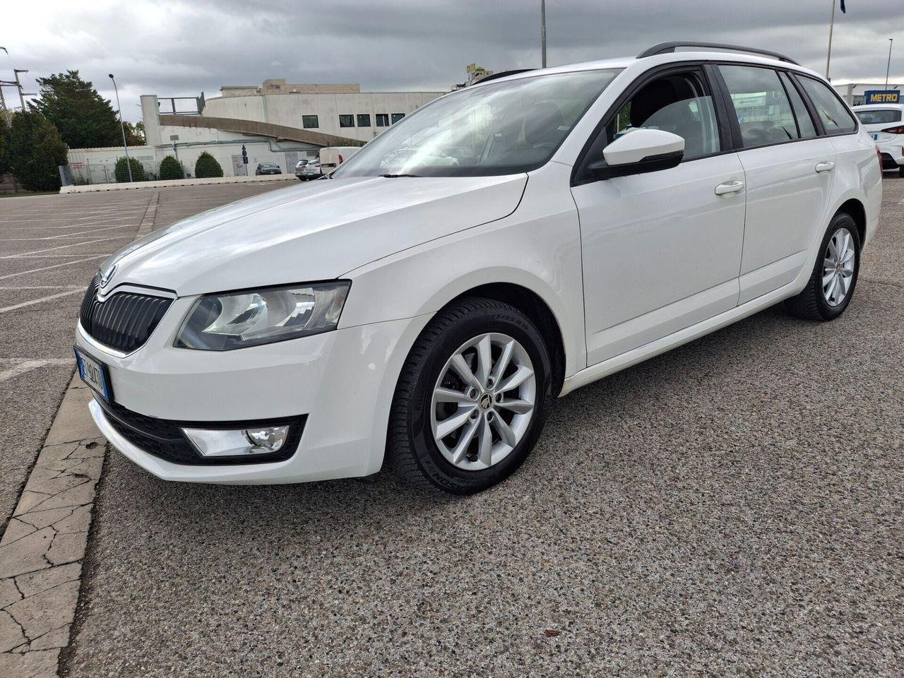 Skoda Octavia 2014 — rear view