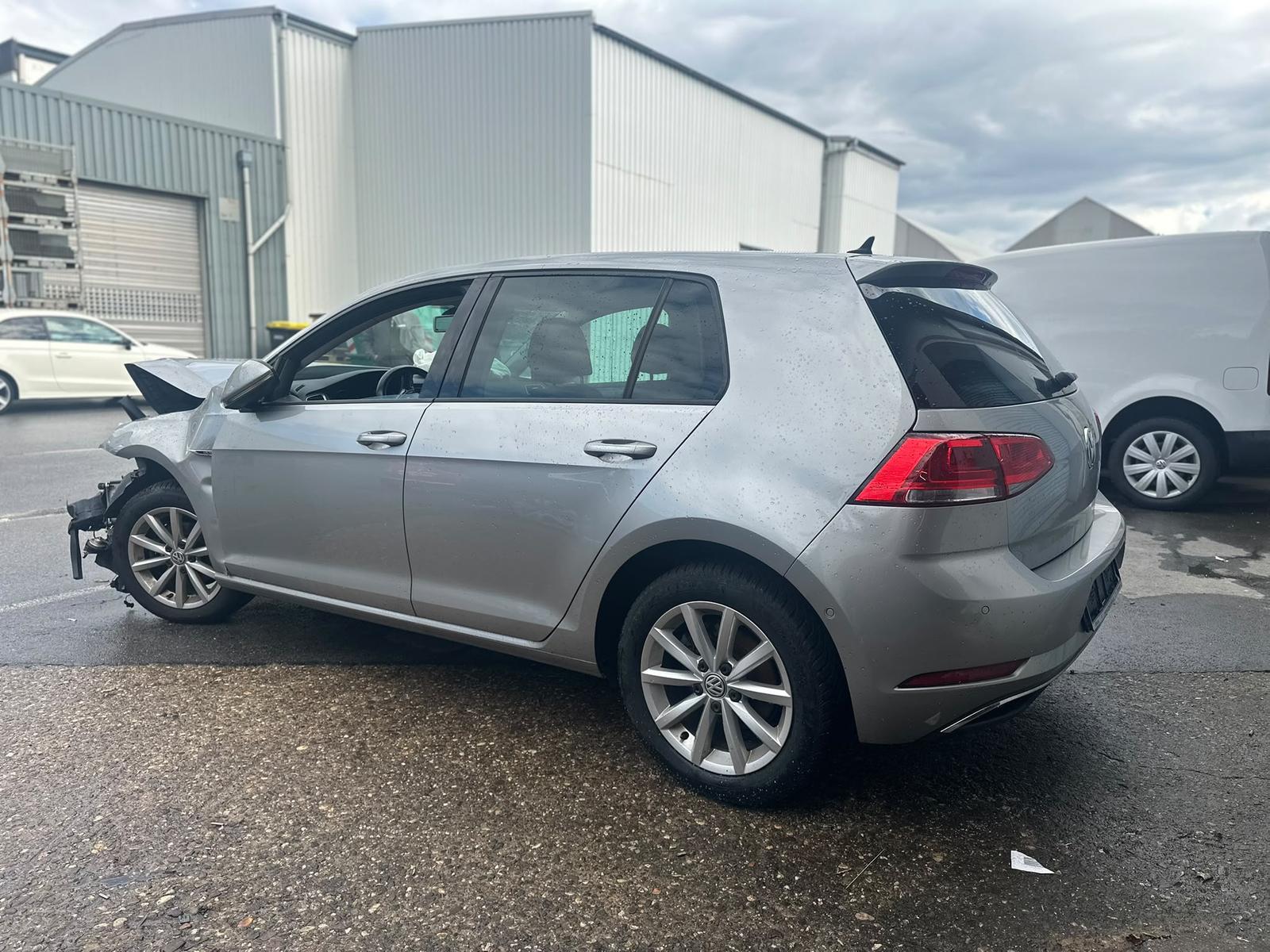 Volkswagen Golf VII 1.2 TSILounge BMT UNFALLFAHRZEUG