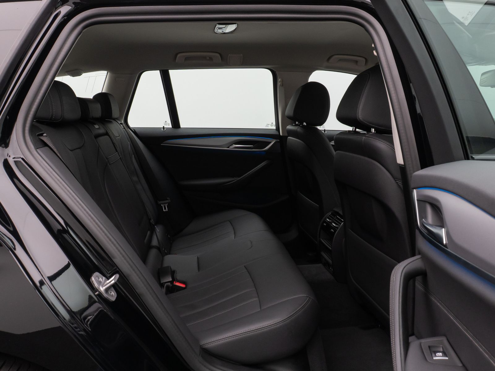 Fahrzeugabbildung BMW 530e Kamera DAB WLAN CockPitPro ACC Alarm LED